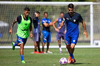El volante chileno Franco Vega se despide de Vélez Sarsfield y parte a Segunda División