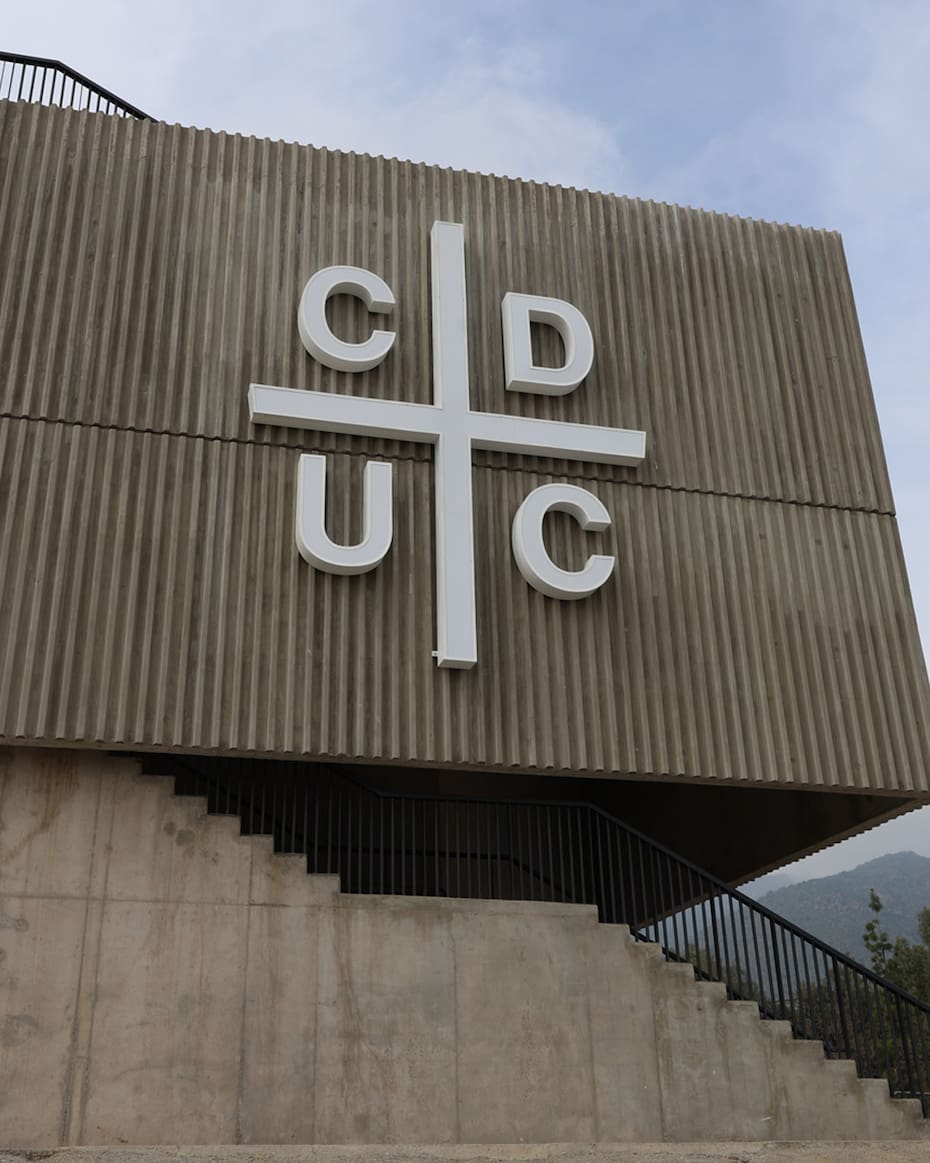 instaló su escudo en el Claro Arena. Foto: @Cruzados.