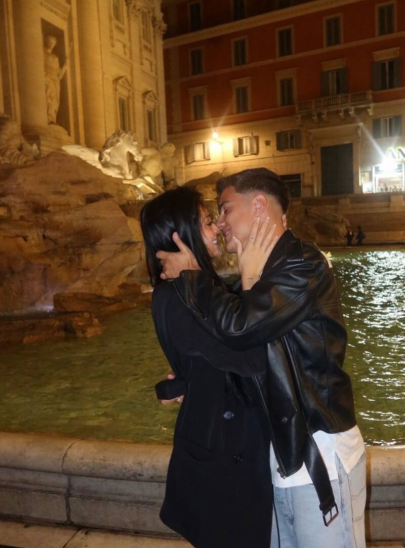 La pareja tras la propuesta de matrimonio. Foto: Instagram.