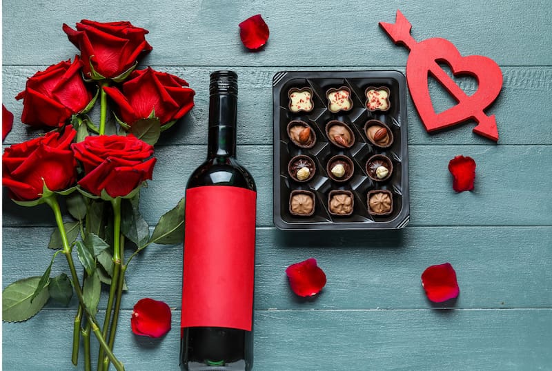 Las flores y chocolates son detalles que no pasan de moda para regalar a las madres. Créditos: Canva.