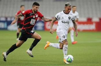 Eduardo Vargas asoma como titular en duelo clave del Atlético Mineiro ante Goias