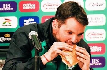 VIDEO | Con más hambre que el Chavo: ex DT del fútbol chileno tuvo culinaria presentación en México