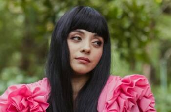 El sombrío look elegido por Mon Laferte en la alfombra roja de los premios Grammy 2022