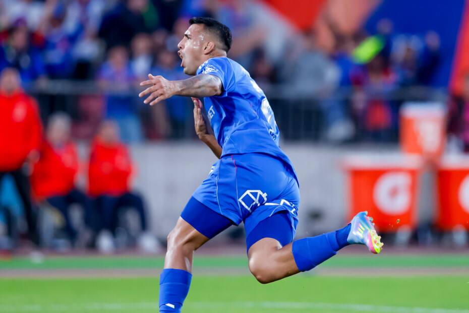 El delantero de la U viene en racha y le mete presión a Álvarez. Foto: Aton.