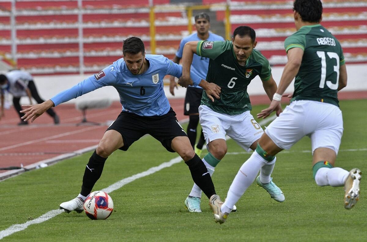 Bolivia goleó a Uruguay, se mete en carrera y le dio una gran mano a La Roja