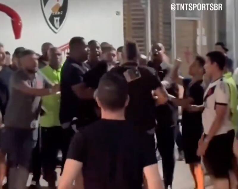 debió ser inmovilizado tras protagonizar una rosca contra jugador rival.