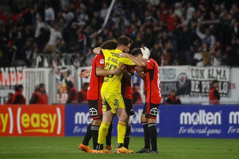con los jugadores de Colo Colo en el Monumental.