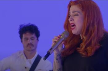 Mon Laferte sigue celebrando: Su disco "Seis" fue nombrado uno de los mejores del año por New York Times