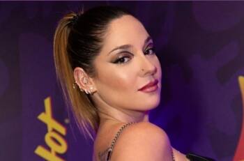 Con un vestido de tonalidades doradas: Kel Calderón sorprendió con un impactante look