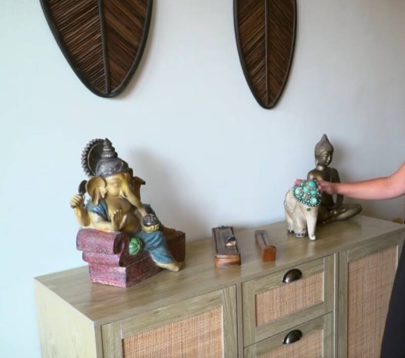 Su mesita con unas especiales estatuas / CHV