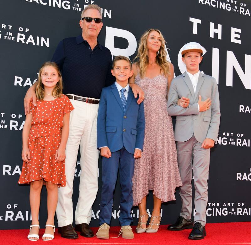 Kevin Costner y Christine Baumgartner junto a sus hijos