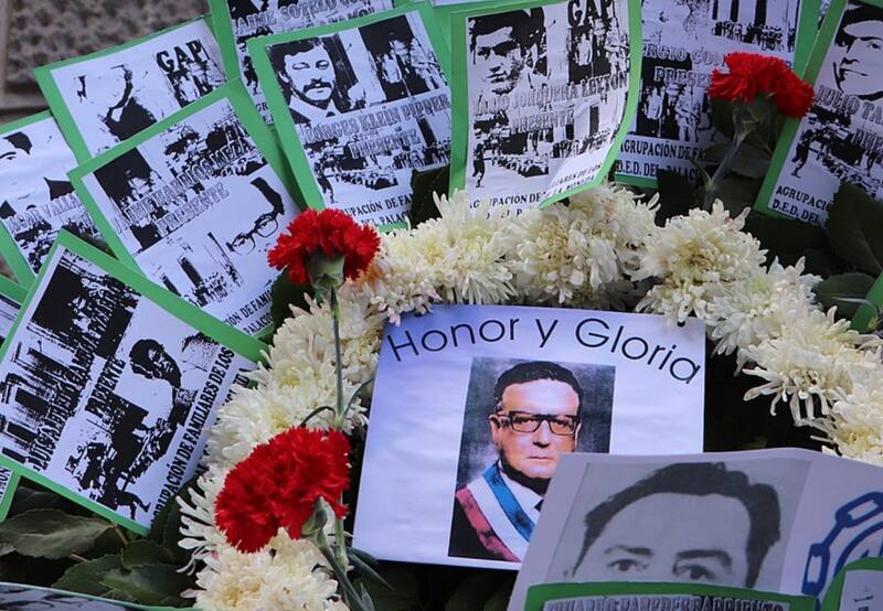 Algunos miembros del GAP no alcanzaron a llegar a La Moneda cuando fueron detenidos por Carabineros. | Foto: AFDD