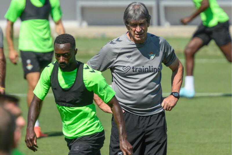 dirige una práctica previa al viaje a Polonia. Foto: EFE.