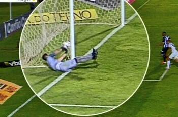Portero del Figueirense sacó la pelota dentro del arco y no cobraron el gol