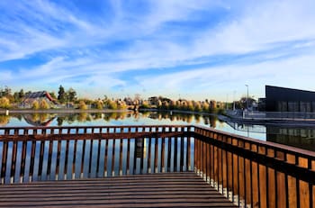 Tiene una laguna, juegos infantiles y es gratuito: el parque de la RM que es perfecto para despedir el verano