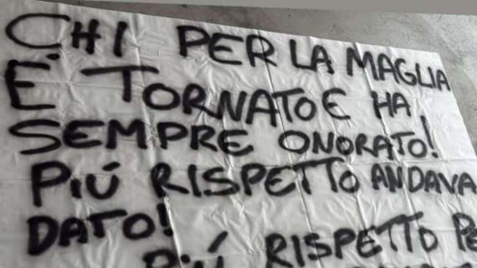Hinchas del Udinese pidieron respeto para Maravilla.