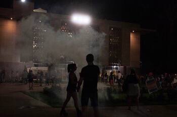 VIDEO | Policía dispersa con gas lacrimógeno a manifestantes por el derecho al aborto en Arizona