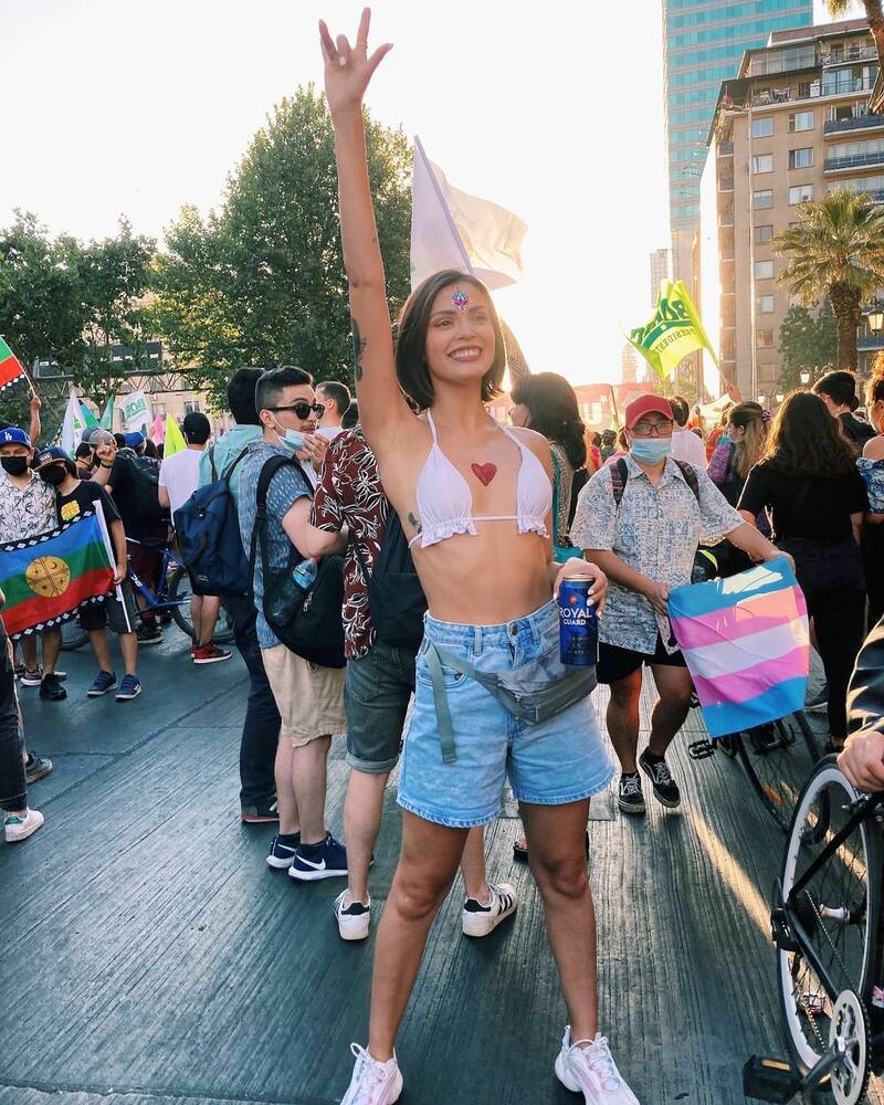 Constanza Capelli, concursante de "Gran Hermano" Chile, sale a celebrar el trinufo de Gabriel Boric.