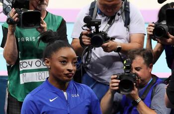Otra mala para Simone Biles en París 2024: Rebeca Andrade le arrebata el oro en suelo