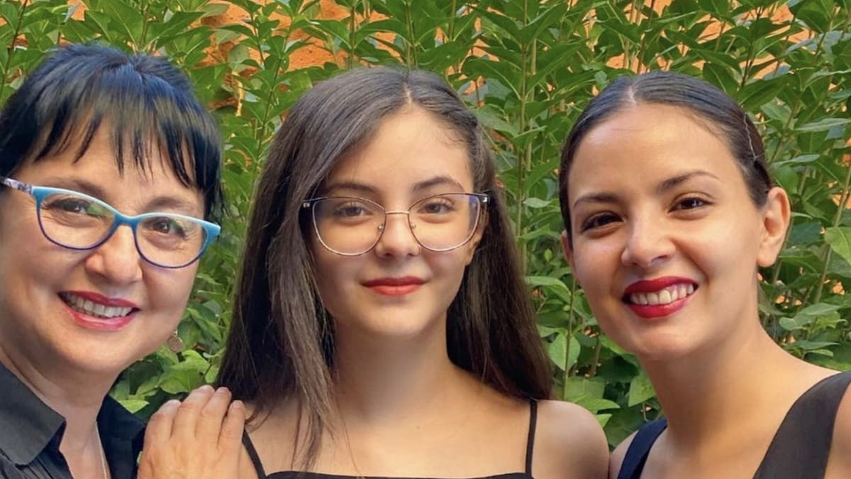 "Con la mejor compañía viajera": Carolina Marzán disfrutó de un regaloneo matutino junto a su nieta Amanda, hija de Carolina Arredondo