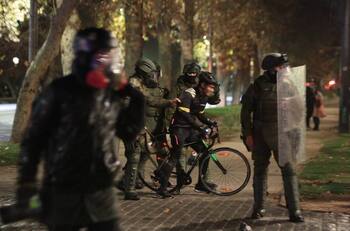 VIDEO | Carabinero empujó a ciclista al borde del Río Mapocho durante protestas en Plaza Baquedano