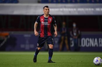 VIDEO | Lo sorprendió: Zlatan Ibrahimovic le regaló su camiseta a Gary Medel en pleno partido de Bologna y Milan