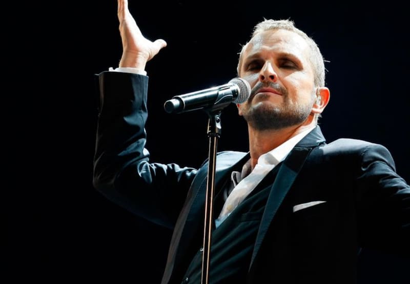 A través de un comunicado publicado por redes sociales, Miguel Bosé se refirió al violento robo que vivió en su casa en México.