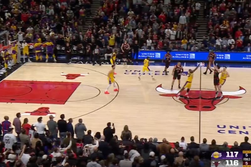 vence en el último segundo a Los Angeles Lakers por NBA.