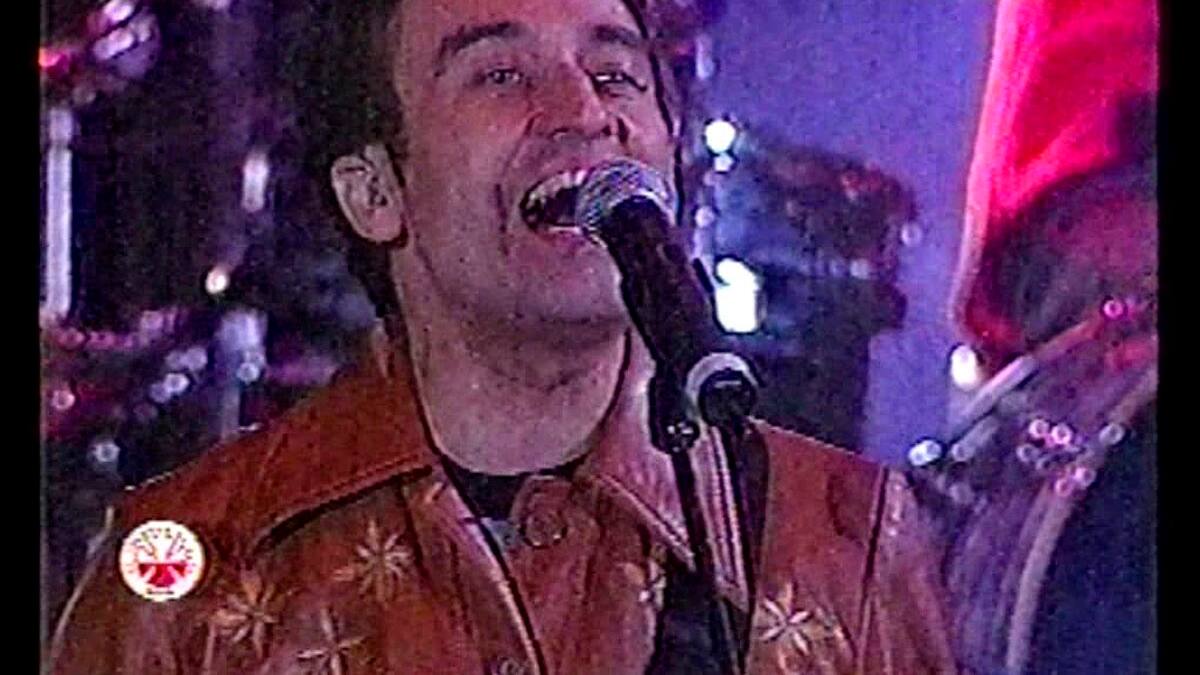 La recordada y polémica presentación de Los Prisioneros en la Teletón 2002