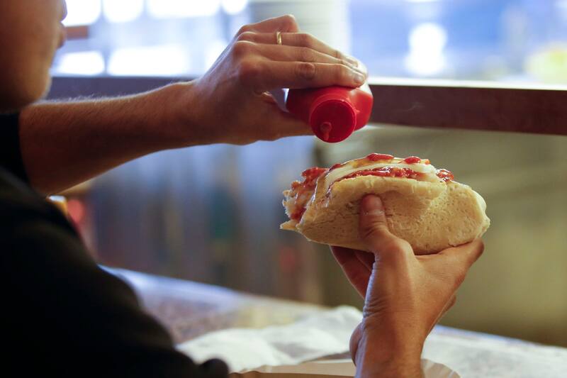 en este local de comida rápida famoso por sus completos.