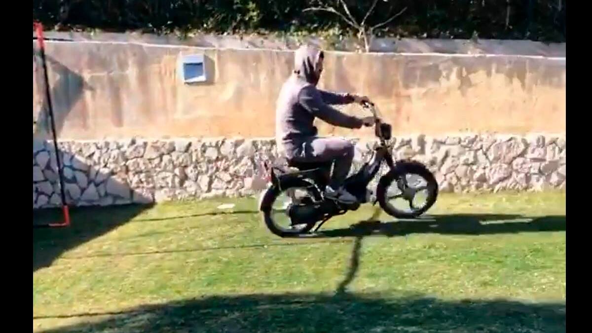 Michel Fabrizio demuestra como un piloto de motociclismo entrena durante la cuarentena