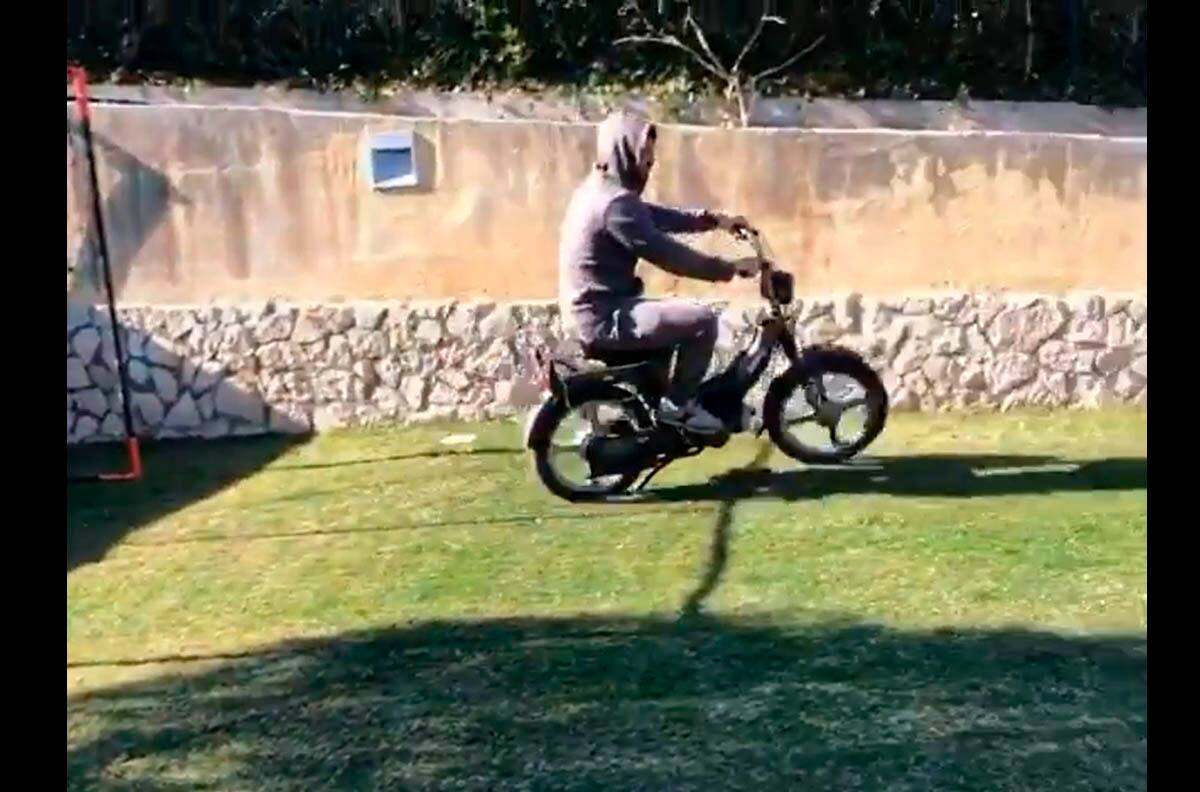 Michel Fabrizio demuestra como un piloto de motociclismo entrena durante la cuarentena