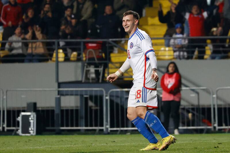 El delantero nacional Bruno Barticciotto tras convertir un gol con la camiseta de la Selección Chilena. Foto: Aton.