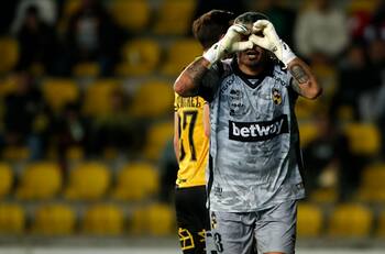 El Dennis Rodman del fútbol chileno: Los estrafalarios looks de pelo de Diego “Mono” Sánchez esta temporada