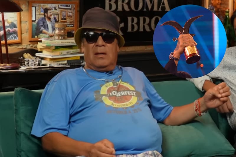 habló con su sentido del humor característico sobre su actual vida y su carrera en el humor. Créditos: Entre Broma y Broma/Aton Chile.