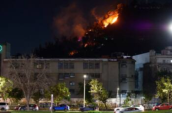 Incendio en Cerro San Cristóbal: Dan por controlado el siniestro y no se descarta intencionalidad