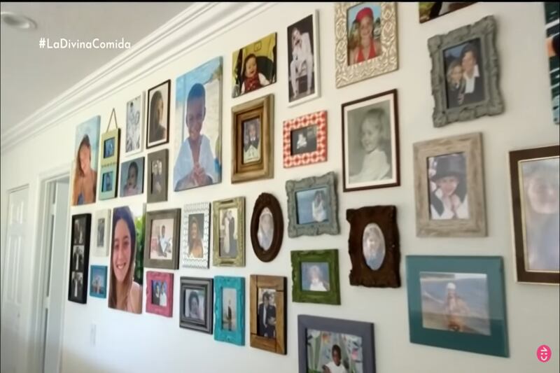 La muralla con las fotos de los hijos de Rafa Araneda y Marcela Vacarezza