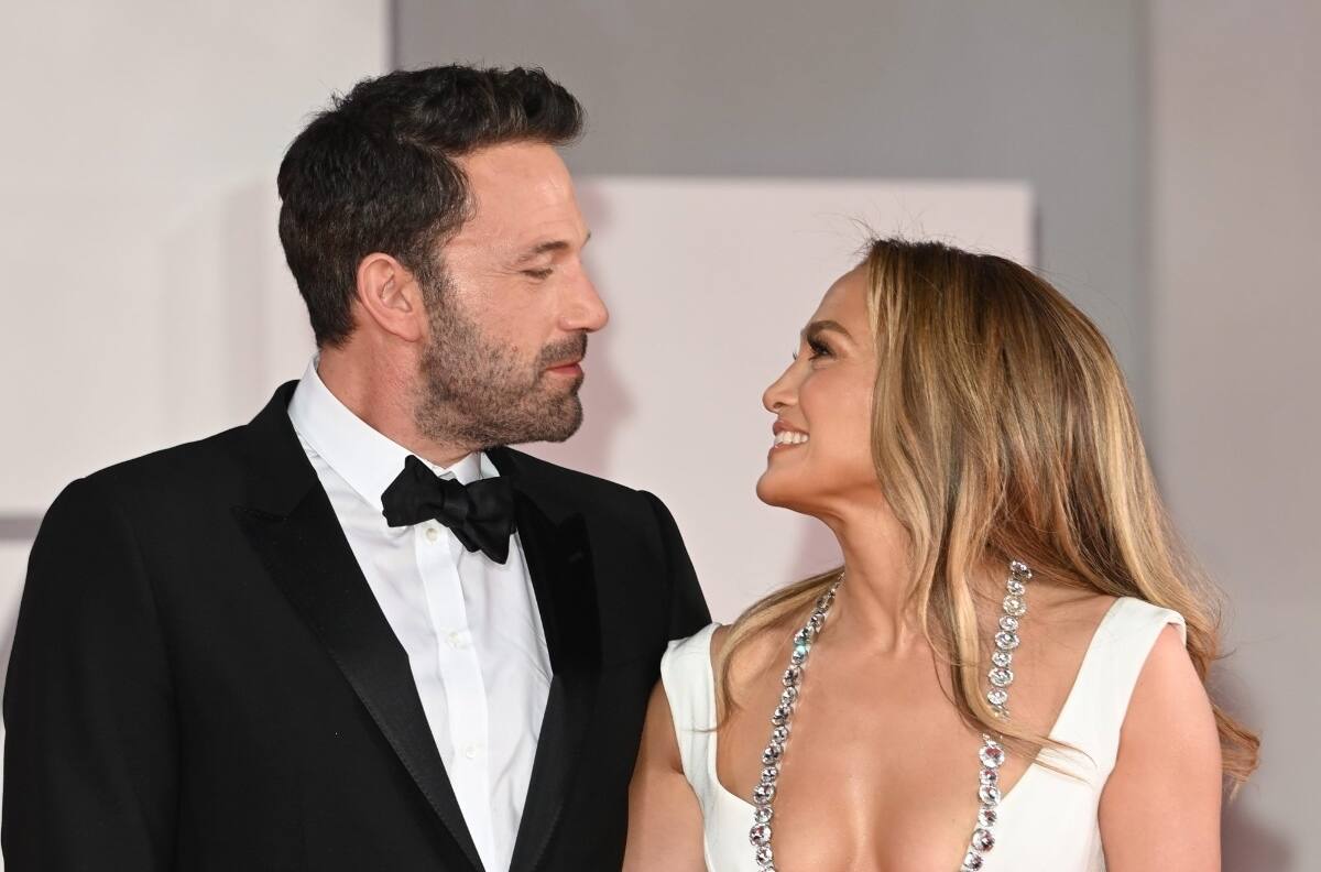 FOTOS| Con una larga cola: El extravagante y lujoso vestido de novia que usó Jennifer Lopez en su boda con Ben Affleck