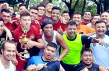 Se ganó el chancho: Ronaldinho se proclamó campeón en la cárcel paraguaya