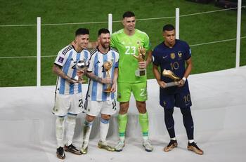 FOTO | El gesto obsceno de Emiliano "Dibu" Martínez en la premiación de Argentina en la final del Mundial Qatar 2022