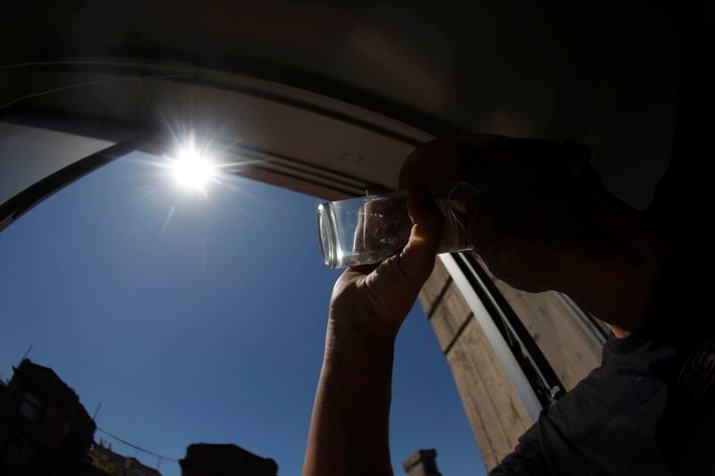 Luego del alza en los termometros de este miércoles, en los próximos días el panorama podría cambiar radicalmente en la Región Metropolitana. Créditos: Raul Bravo/Aton Chile.