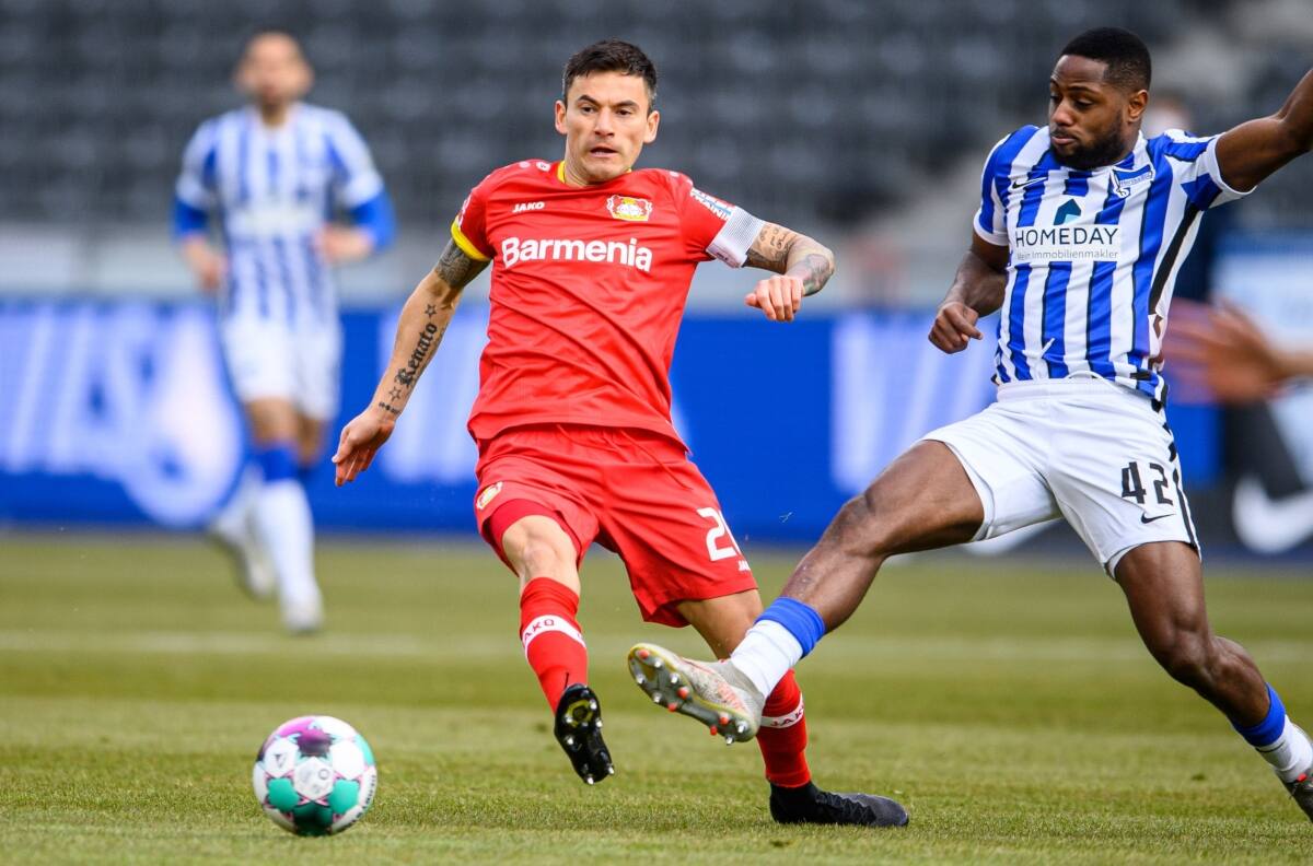 Charles Aránguiz tiene nuevo DT: Bayer Leverkusen despidió a Peter Bosz y llega un joven técnico