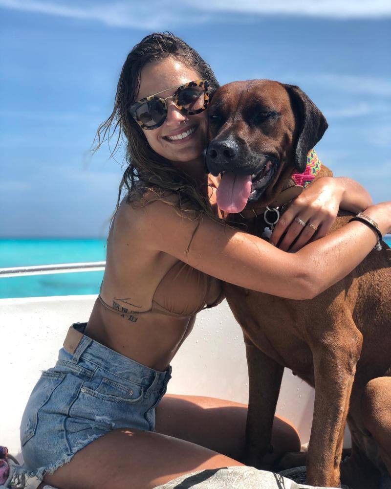 Mayte Rodríguez y su perrita.