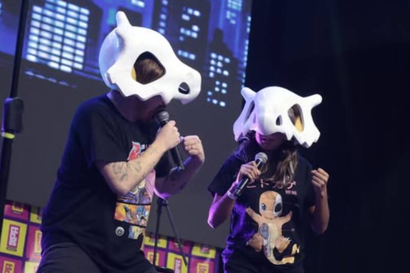 Ambos son parte de la banda familiar Kanto, con la cual se han presentado en Lollapalooza Chile.