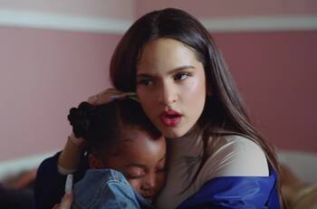 Otra vez no se le entiende la letra a Rosalía ¿Qué dice en su nueva canción?