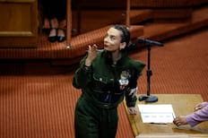 ¿Quién es Javiera Rodríguez, la polémica periodista que juró como diputada disfrazada de carabinero?