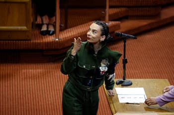 ¿Quién es Javiera Rodríguez, la polémica periodista que juró como diputada disfrazada de carabinero?