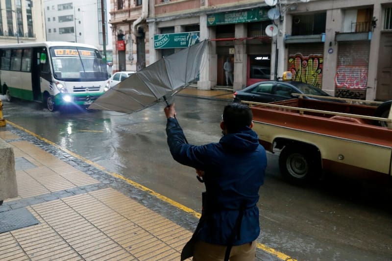 Pese al fenómeno, Alejandro Sepúlveda especificó que las máximas se mantendrán en los 25 °C este viernes, por lo que el evento no estaría acompañado de precpiticaciones ni bajas temperaturas.
