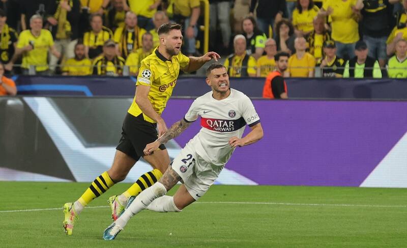 se lesionó intentando defender a Füllkrug