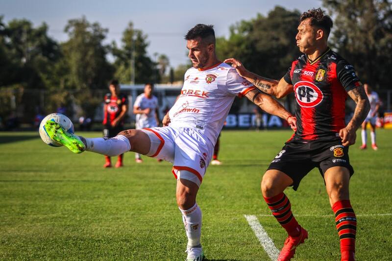 se enfrentan en el partido de la Primera B. Foto: Patricio González